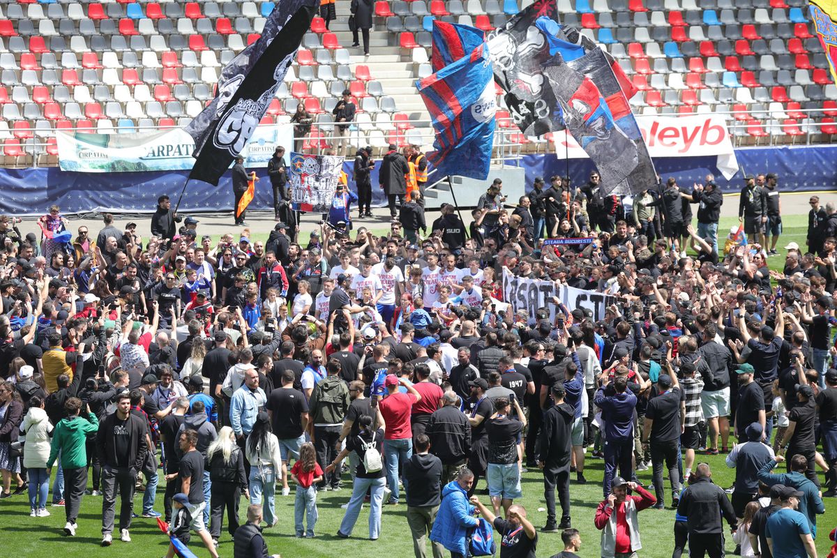 „Pentru noi ați promovat!” » Imagini incredibile în Ghencea: mii de suporteri au dat năvală pe teren, imediat după o bătaie între oficialii Stelei și ai Reșiței