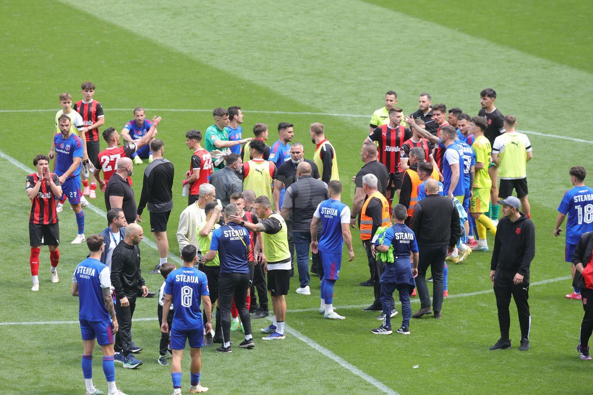 „Pentru noi ați promovat!” » Imagini incredibile în Ghencea: mii de suporteri au dat năvală pe teren, imediat după o bătaie între oficialii Stelei și ai Reșiței