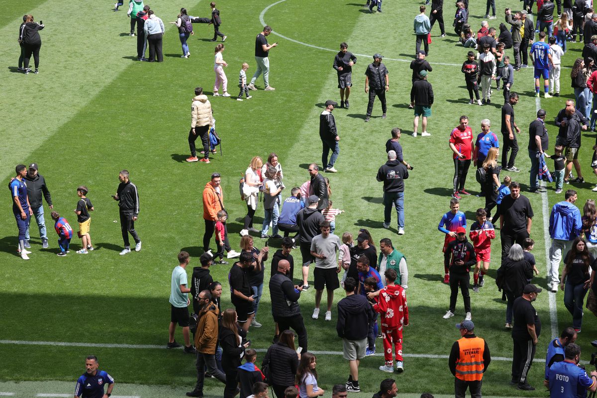 „Pentru noi ați promovat!” » Imagini incredibile în Ghencea: mii de suporteri au dat năvală pe teren, imediat după o bătaie între oficialii Stelei și ai Reșiței