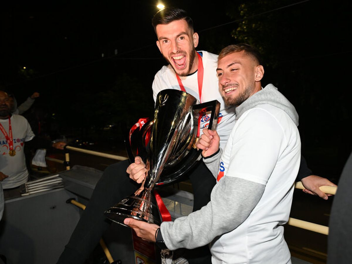 Bucureștiul roș-albastru! Imagini nevăzute de azi-noapte cu jucătorii FCSB în autocarul decapotabil: „Ei sunt cei mai buni!”