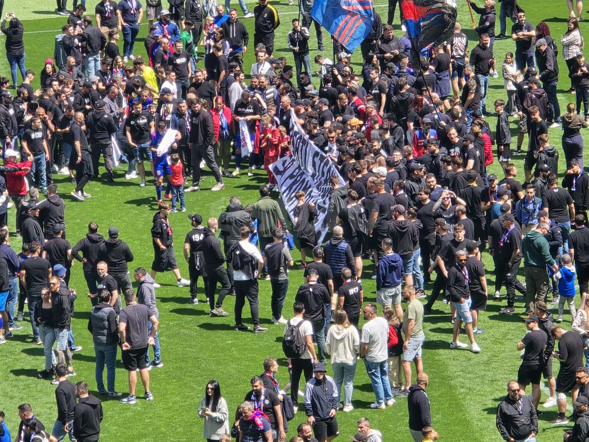 „Pentru noi ați promovat!” » Imagini incredibile în Ghencea: mii de suporteri au dat năvală pe teren, imediat după o bătaie între oficialii Stelei și ai Reșiței