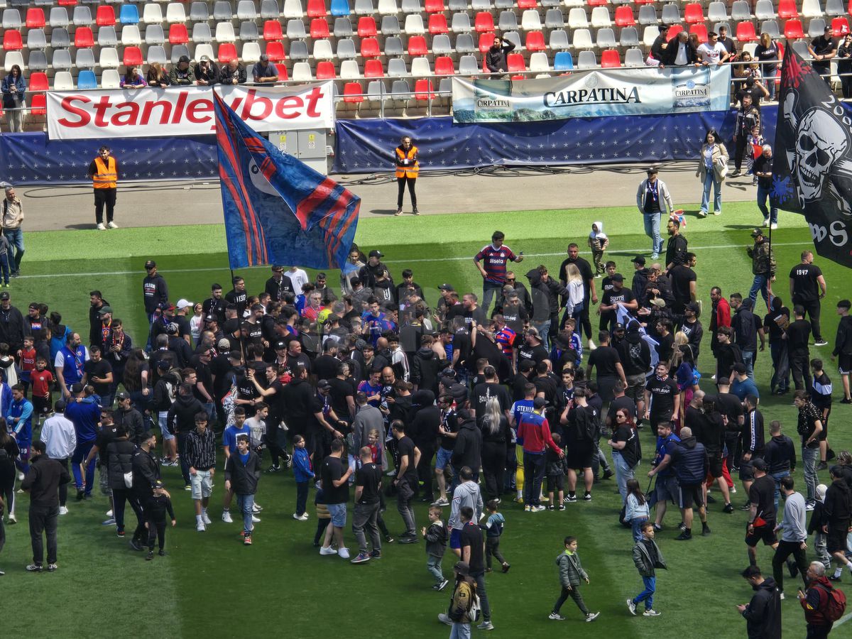 „Pentru noi ați promovat!” » Imagini incredibile în Ghencea: mii de suporteri au dat năvală pe teren, imediat după o bătaie între oficialii Stelei și ai Reșiței