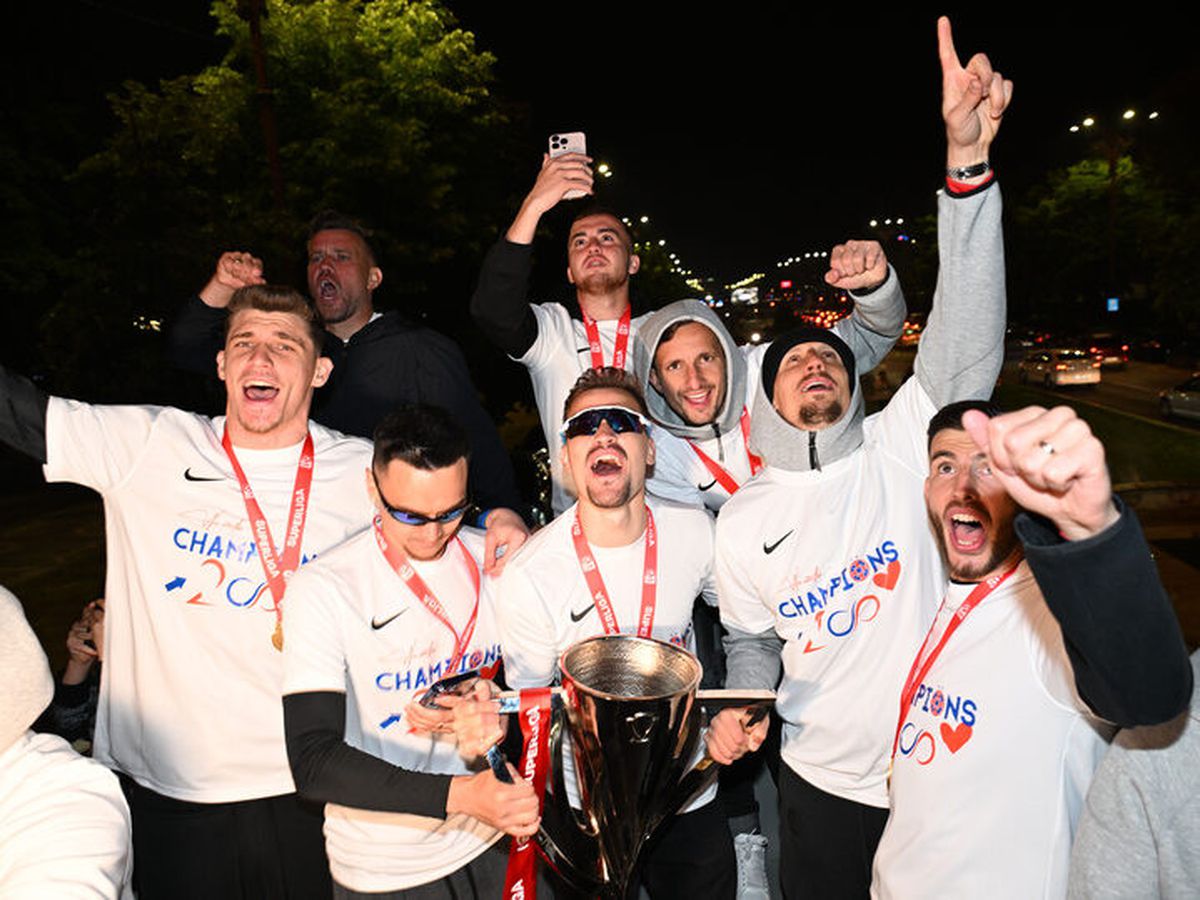 Bucureștiul roș-albastru! Imagini nevăzute de azi-noapte cu jucătorii FCSB în autocarul decapotabil: „Ei sunt cei mai buni!”