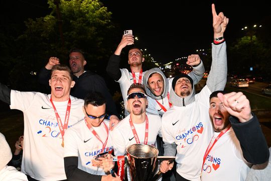 FCSB a sărbătorit câștigarea titlului de campioană. Foto: Răzvan Păsărică (sportpictures.eu)