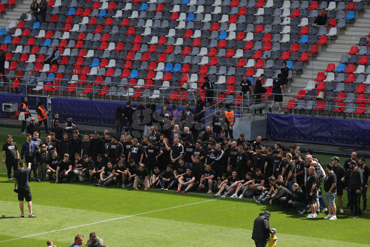 „Pentru noi ați promovat!” » Imagini incredibile în Ghencea: mii de suporteri au dat năvală pe teren, imediat după o bătaie între oficialii Stelei și ai Reșiței