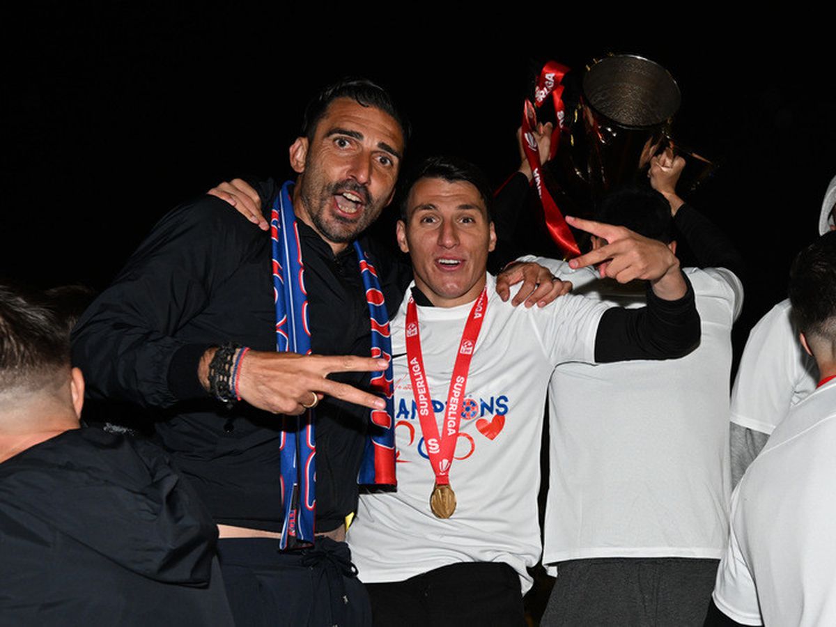 Bucureștiul roș-albastru! Imagini nevăzute de azi-noapte cu jucătorii FCSB în autocarul decapotabil: „Ei sunt cei mai buni!”