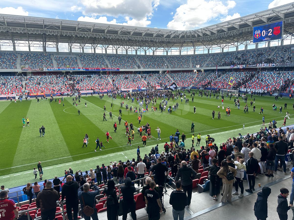 „Pentru noi ați promovat!” » Imagini incredibile în Ghencea: mii de suporteri au dat năvală pe teren, imediat după o bătaie între oficialii Stelei și ai Reșiței