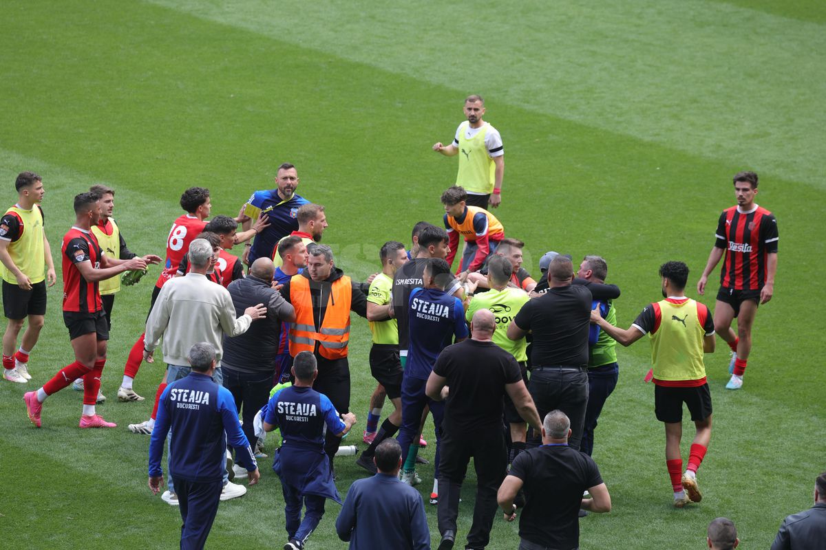 „Pentru noi ați promovat!” » Imagini incredibile în Ghencea: mii de suporteri au dat năvală pe teren, imediat după o bătaie între oficialii Stelei și ai Reșiței