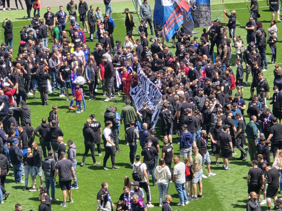 „Pentru noi ați promovat!” » Imagini incredibile în Ghencea: mii de suporteri au dat năvală pe teren, imediat după o bătaie între oficialii Stelei și ai Reșiței