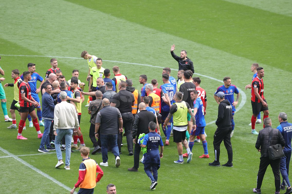 „Pentru noi ați promovat!” » Imagini incredibile în Ghencea: mii de suporteri au dat năvală pe teren, imediat după o bătaie între oficialii Stelei și ai Reșiței