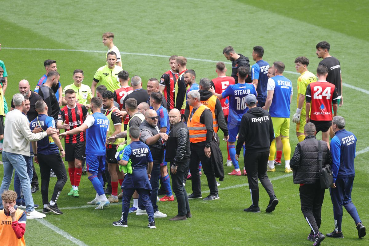 „Pentru noi ați promovat!” » Imagini incredibile în Ghencea: mii de suporteri au dat năvală pe teren, imediat după o bătaie între oficialii Stelei și ai Reșiței