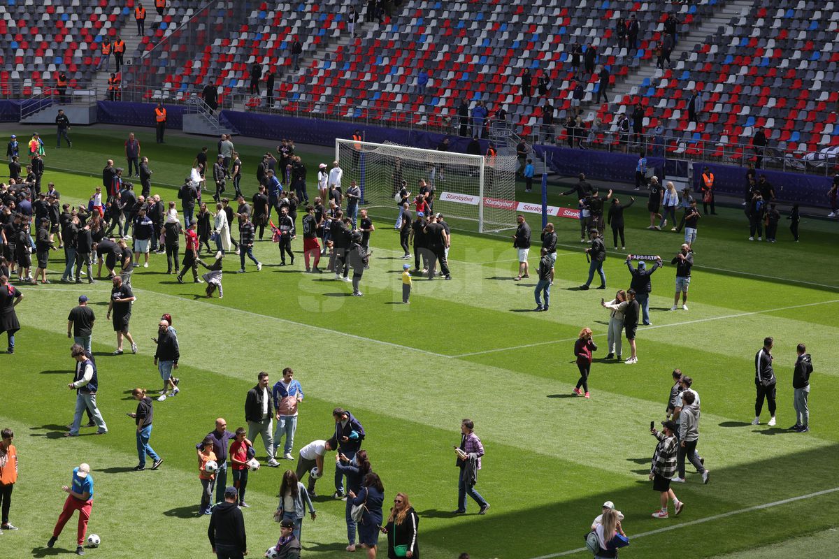 „Pentru noi ați promovat!” » Imagini incredibile în Ghencea: mii de suporteri au dat năvală pe teren, imediat după o bătaie între oficialii Stelei și ai Reșiței