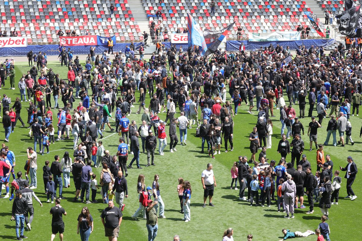 „Pentru noi ați promovat!” » Imagini incredibile în Ghencea: mii de suporteri au dat năvală pe teren, imediat după o bătaie între oficialii Stelei și ai Reșiței