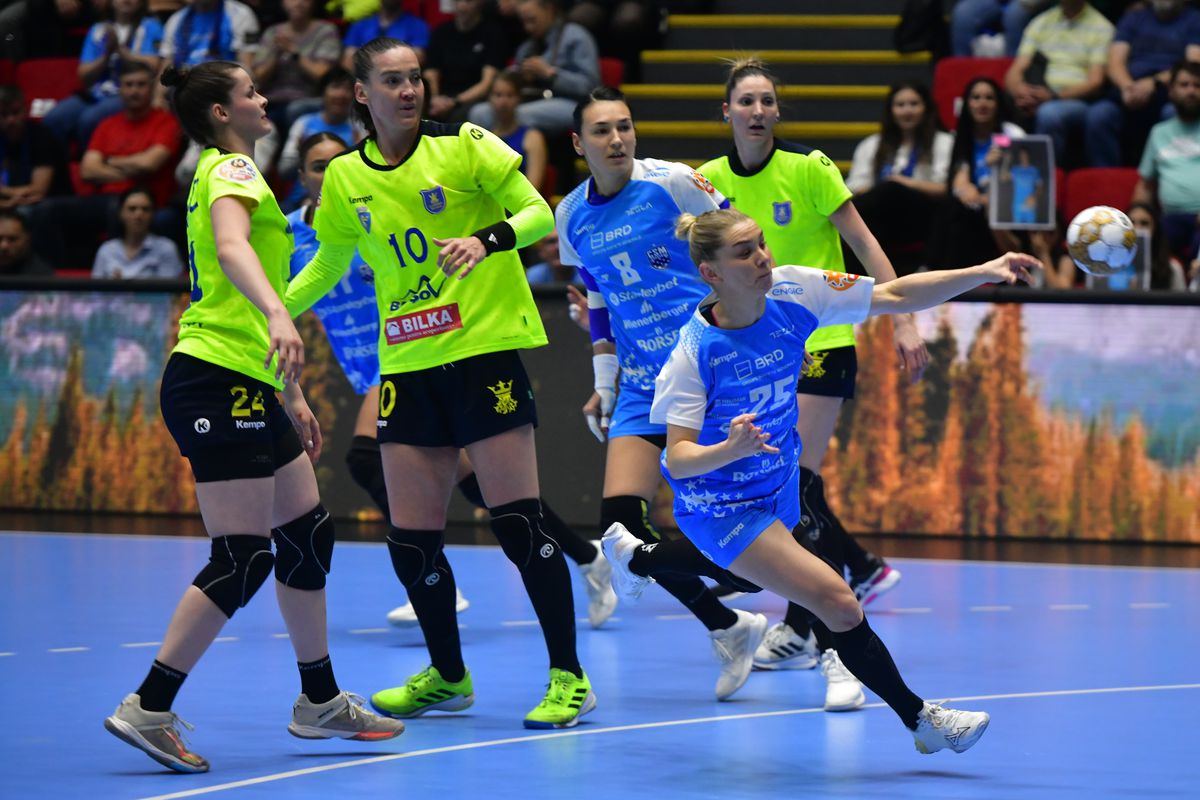 „Thank you, Cristina!” » Neagu și-a încheiat oficial uriașa carieră! Cea mai mare handbalistă a României, omagiată de mii de fani