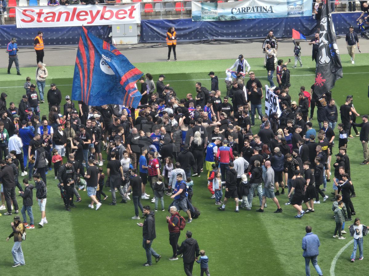 „Pentru noi ați promovat!” » Imagini incredibile în Ghencea: mii de suporteri au dat năvală pe teren, imediat după o bătaie între oficialii Stelei și ai Reșiței