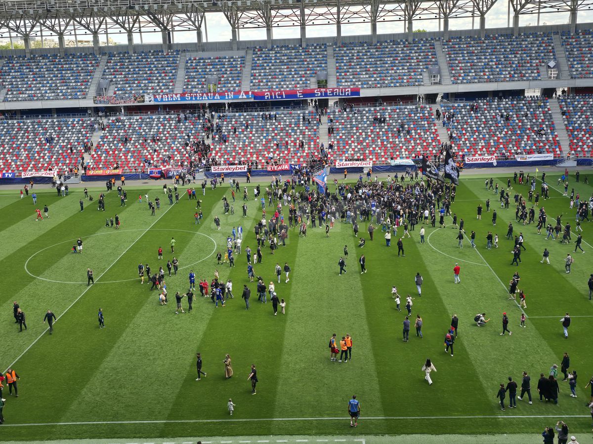 „Pentru noi ați promovat!” » Imagini incredibile în Ghencea: mii de suporteri au dat năvală pe teren, imediat după o bătaie între oficialii Stelei și ai Reșiței