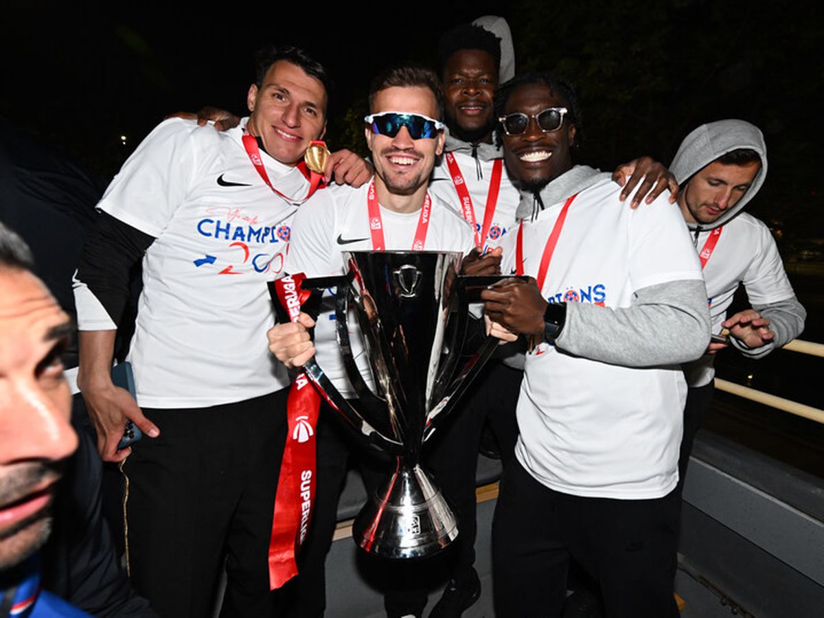 Bucureștiul roș-albastru! Imagini nevăzute de azi-noapte cu jucătorii FCSB în autocarul decapotabil: „Ei sunt cei mai buni!”