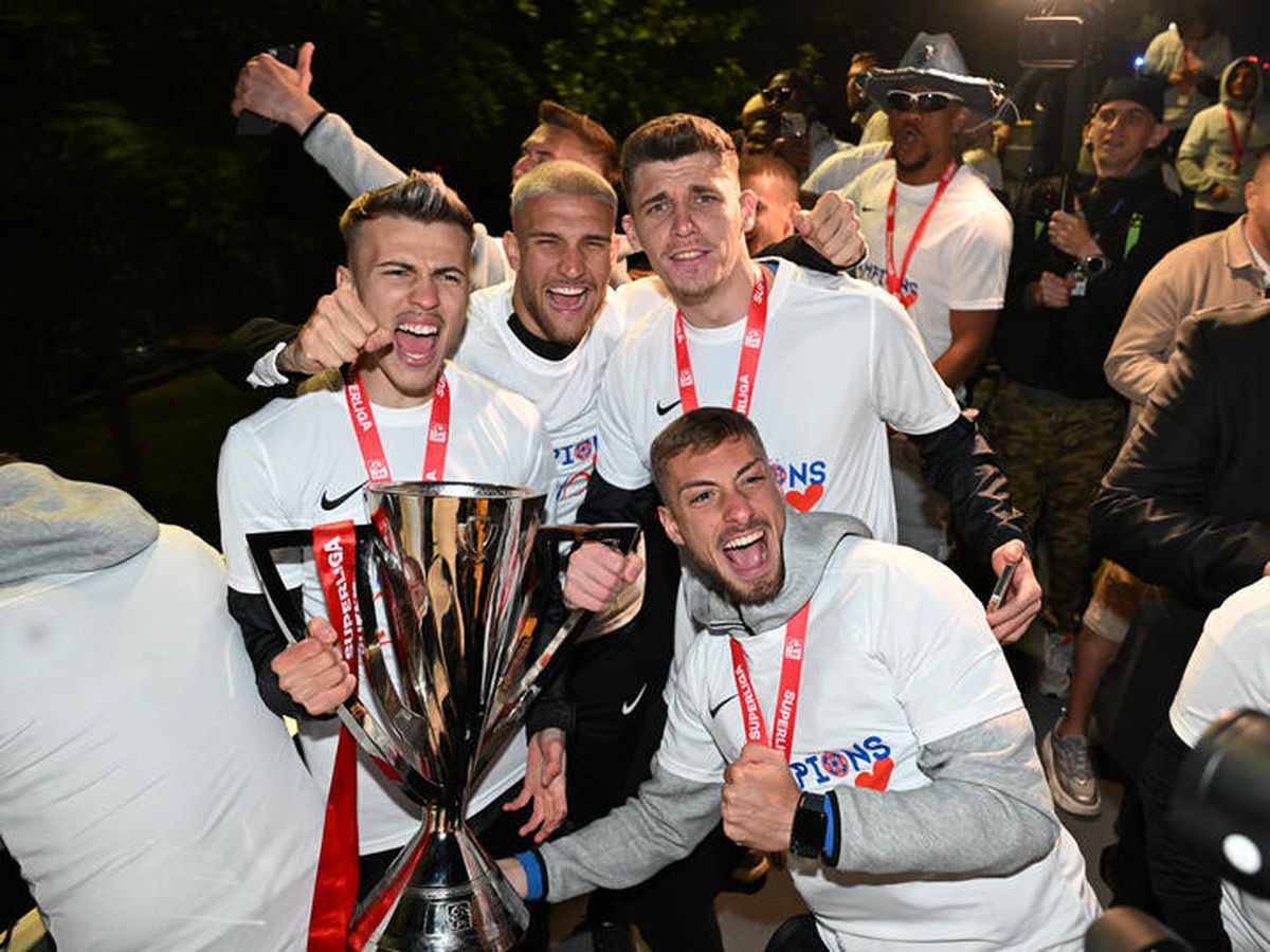 Bucureștiul roș-albastru! Imagini nevăzute de azi-noapte cu jucătorii FCSB în autocarul decapotabil: „Ei sunt cei mai buni!”