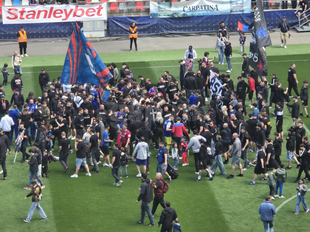 „Pentru noi ați promovat!” » Imagini incredibile în Ghencea: mii de suporteri au dat năvală pe teren, imediat după o bătaie între oficialii Stelei și ai Reșiței