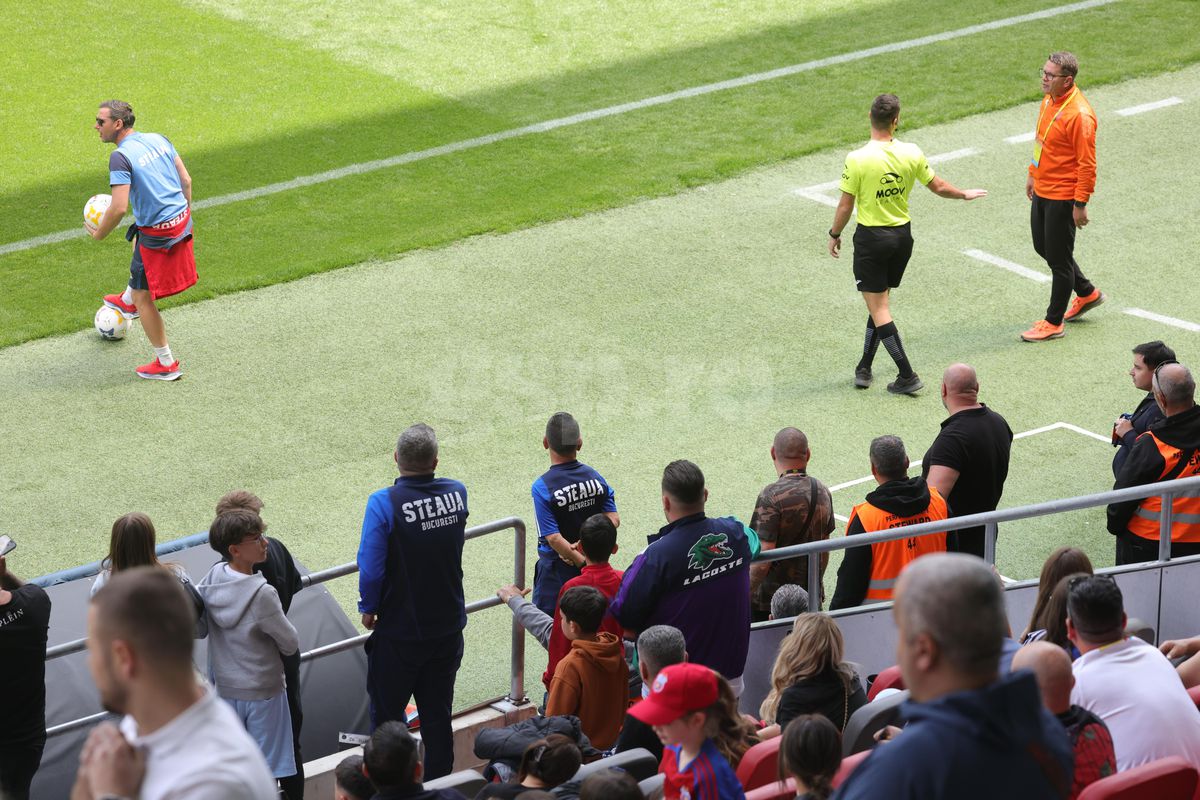 „Pentru noi ați promovat!” » Imagini incredibile în Ghencea: mii de suporteri au dat năvală pe teren, imediat după o bătaie între oficialii Stelei și ai Reșiței