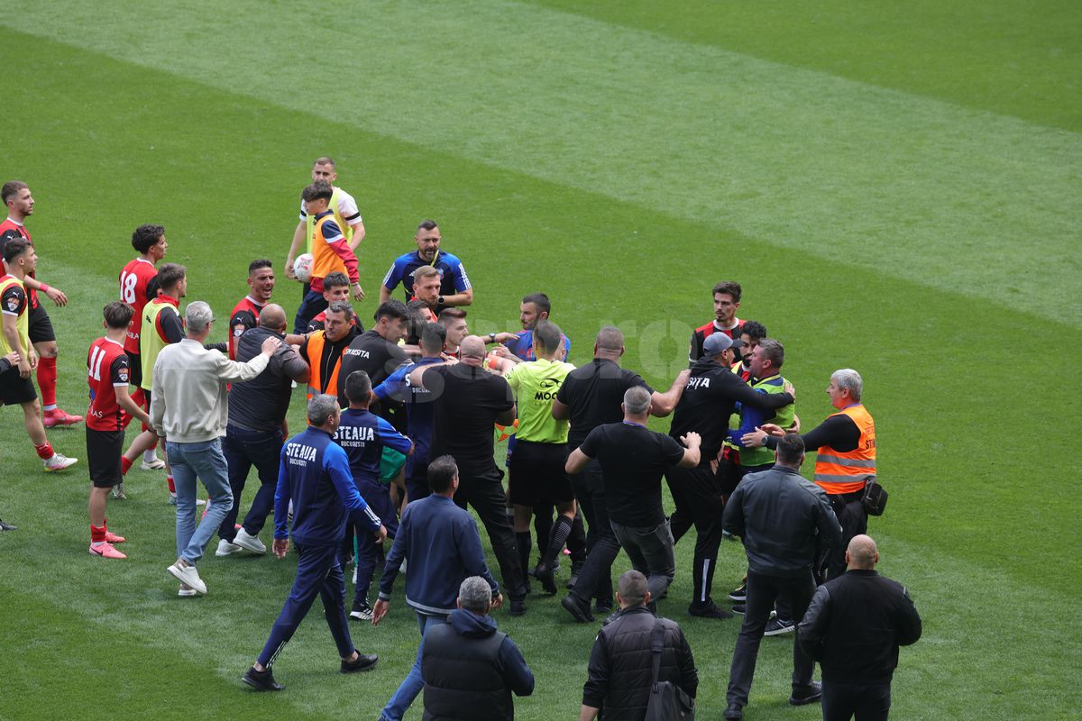 „Pentru noi ați promovat!” » Imagini incredibile în Ghencea: mii de suporteri au dat năvală pe teren, imediat după o bătaie între oficialii Stelei și ai Reșiței