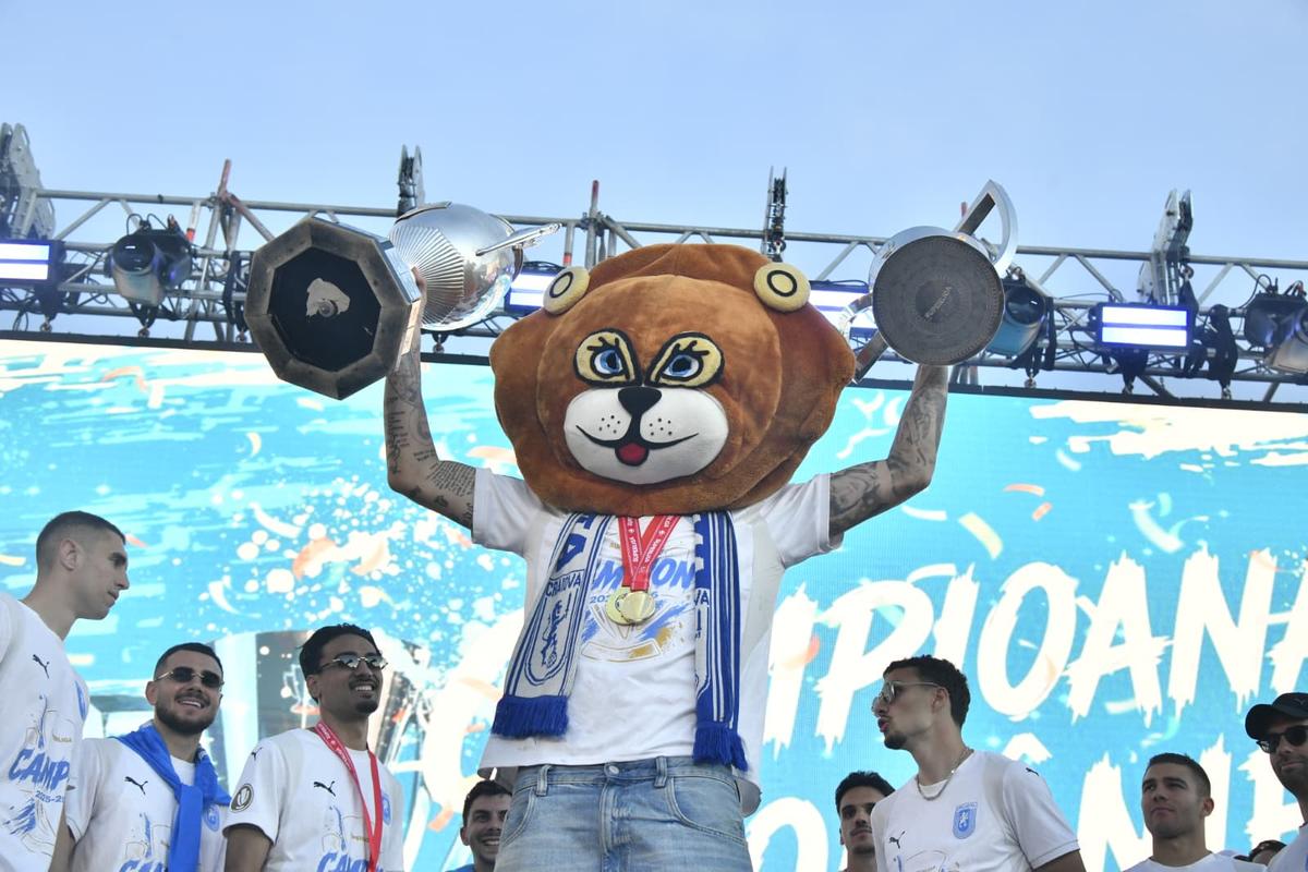 Craiova a sărbătorit titlul în centrul orașului » Bancu a ridicat trofeul în fața a 15.000 de oameni + Coelho și Cârțu, copleșiți de emoții