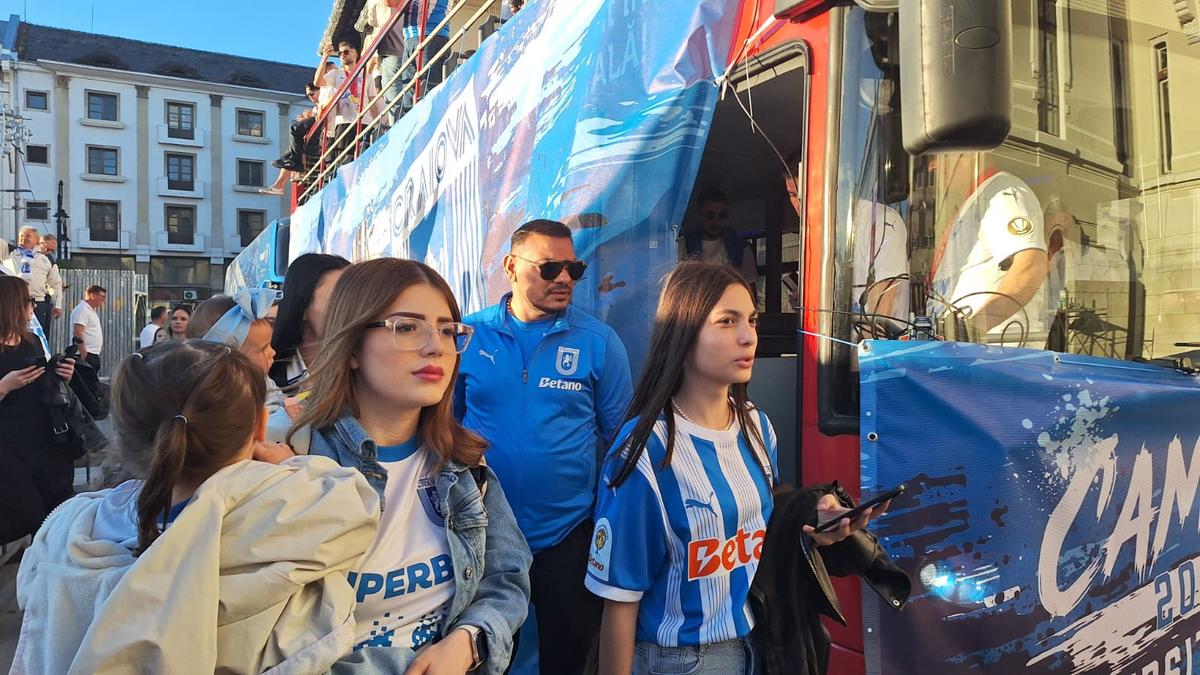 Craiova a sărbătorit titlul în centrul orașului » Bancu a ridicat trofeul în fața a 15.000 de oameni + Coelho și Cârțu, copleșiți de emoții