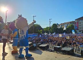 Craiova continuă sărbătoarea » 8.000 de oameni în piață