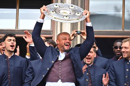 Vincent Kompany ridică deasupra capului trofeul pe care-l uitase acasă / Foto: Imago