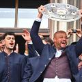 Vincent Kompany ridică deasupra capului trofeul pe care-l uitase acasă / Foto: Imago