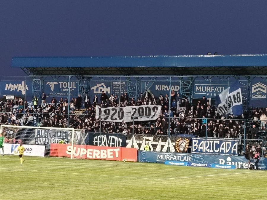 fanii au afișat un banner cu inscripția „1920 ≠ 2009 Război total la Constanța! Suporterii Farului, val de injurii la adresa lui Gică Popescu și a Viitorului