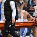 Mijlocașul lui Leeds, Anton Stach, este scos pe targă / Foto: Imago