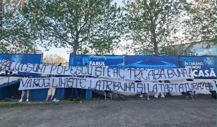 „Salut, sunt Popescu și fac treabă bună/Vă rog, liniște, la tribună și la tastatură!” - mesajul utrașilor, interzis de jandarmerie/Foto: Ionuț Coman (GSP.ro) După înfrângerea cu Metaloglobus, ultrașii lui Farul Constanța au luat foc: „Jucători de Serie B, vă rupem picioarele!”