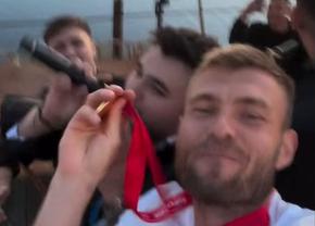 Alexandru Crețu, în centrul atenției la petrecerea de titlu a oltenilor: „Voi dormiți? Nu ar trebui la ora asta!”