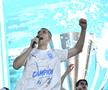 Craiova a sărbătorit titlul în centrul orașului » Bancu a ridicat trofeul în fața a 15.000 de oameni + Coelho și Cârțu, copleșiți de emoții