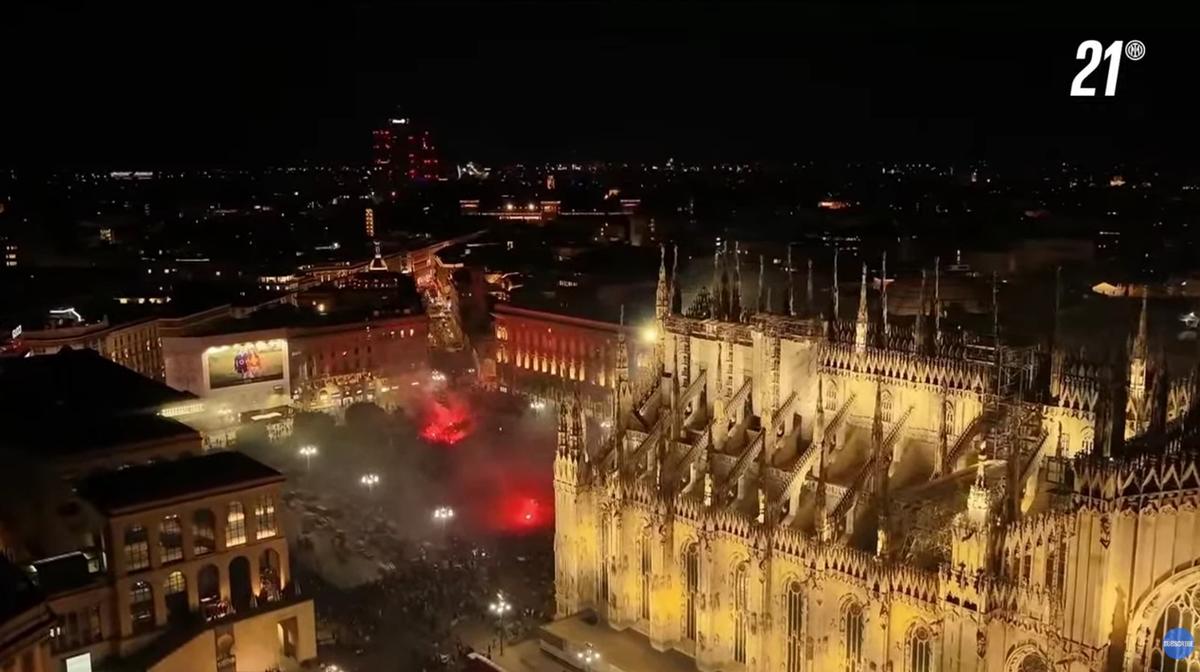 Ce sărbătoare în Piața Domului! Cristi Chivu a ridicat trofeele și a cântat cu sute de mii de oameni
