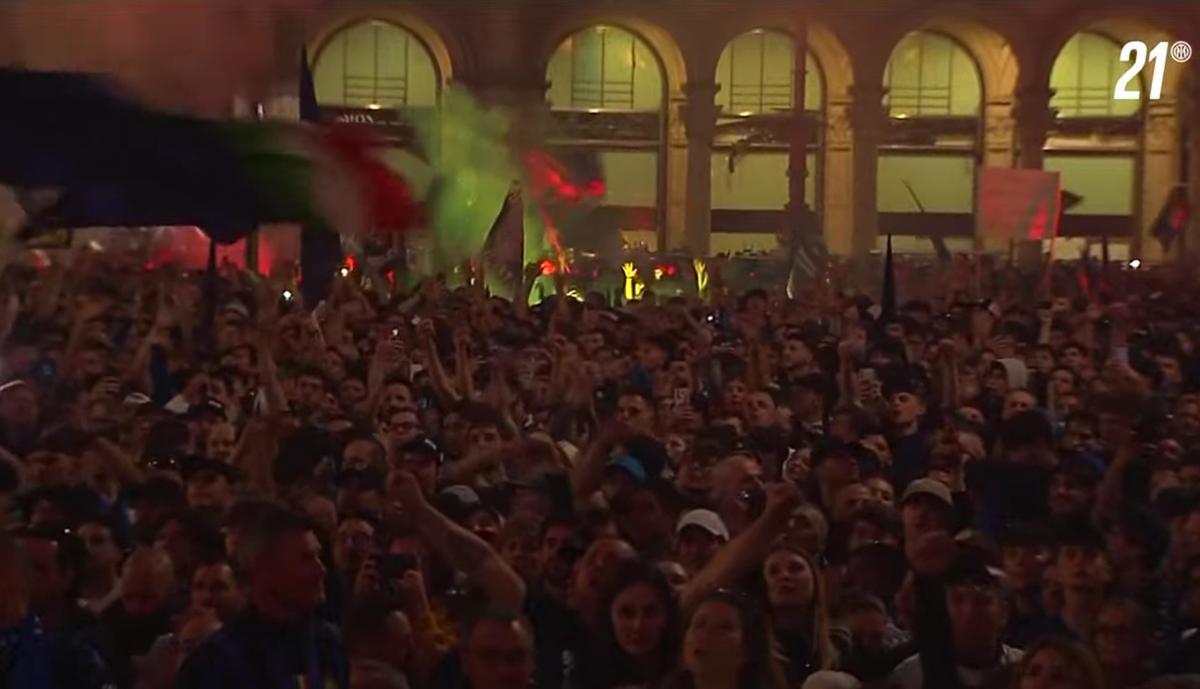 Ce sărbătoare în Piața Domului! Cristi Chivu a ridicat trofeele și a cântat cu sute de mii de oameni