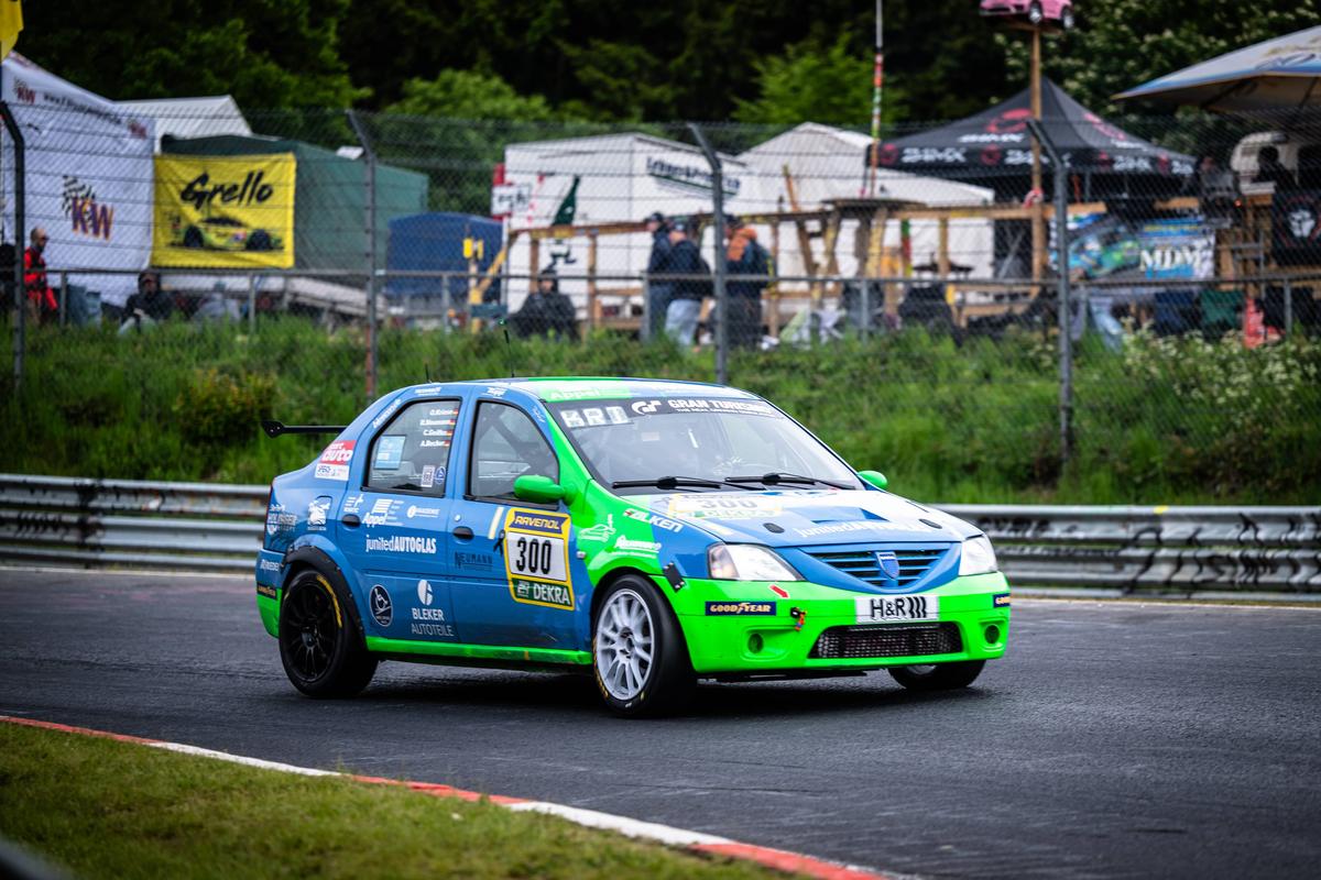 Dacia a cucerit internetul! Pozele cu modelul românesc fac înconjurul lumii