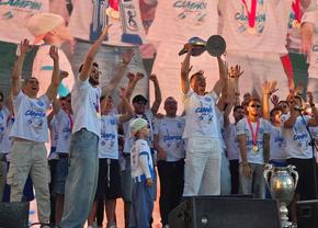 Craiova a sărbătorit titlul în centrul orașului » Bancu a ridicat trofeul în fața a 15.000 de oameni + Coelho și Cârțu, copleșiți de emoții