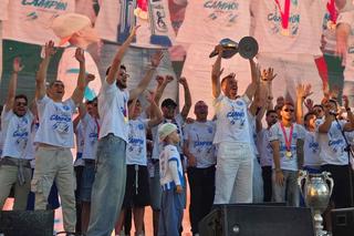 Craiova a sărbătorit titlul în centrul orașului » Bancu a ridicat trofeul în fața a 15.000 de oameni + Coelho și Cârțu, copleșiți de emoții