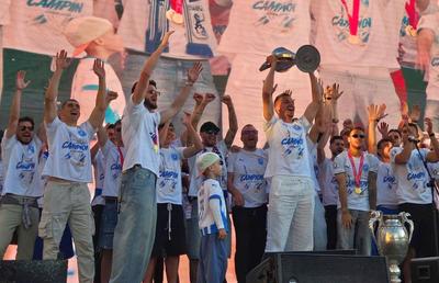 Craiova a sărbătorit titlul în centrul orașului » Bancu a ridicat trofeul în fața a 15.000 de oameni + Coelho și Cârțu, copleșiți de emoții