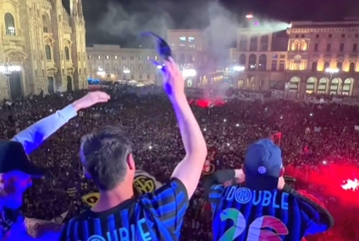 Ce sărbătoare în Piața Domului! Cristi Chivu a ridicat trofeele și a cântat cu sute de mii de oameni
