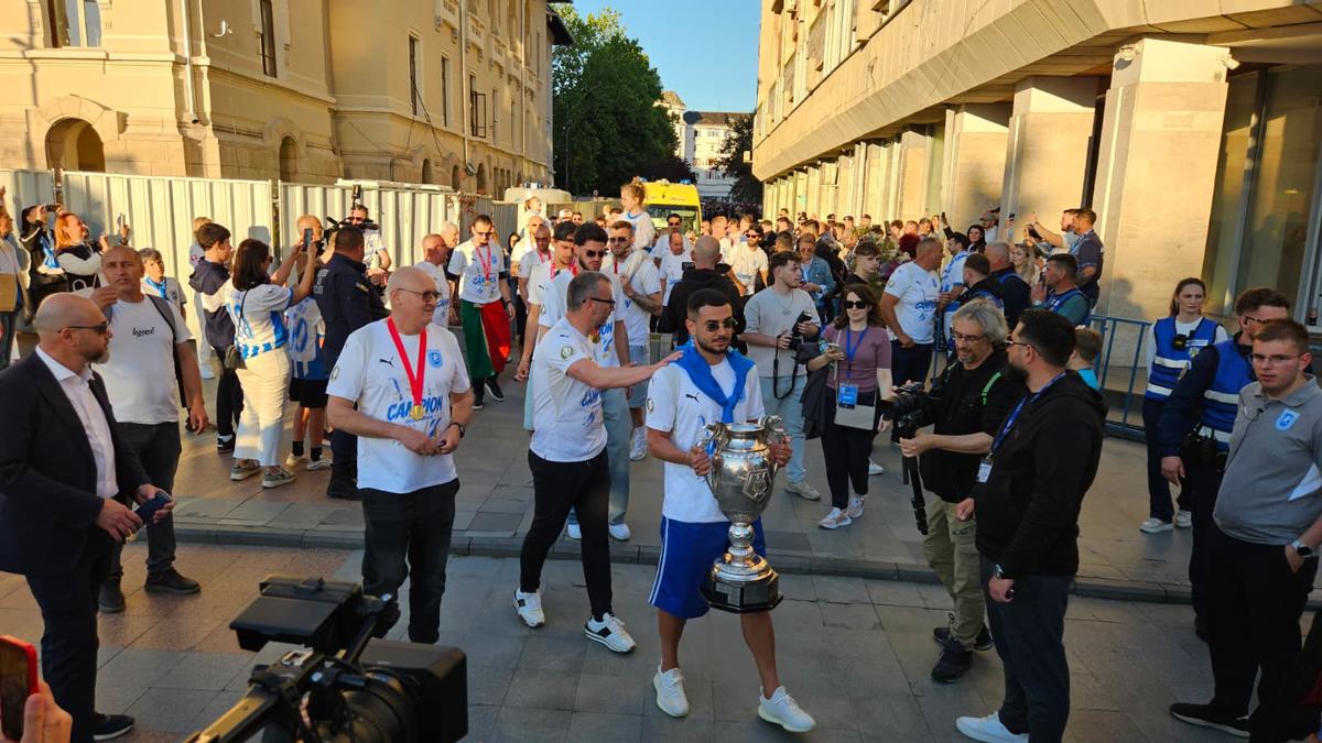 Craiova a sărbătorit titlul în centrul orașului » Bancu a ridicat trofeul în fața a 15.000 de oameni + Coelho și Cârțu, copleșiți de emoții