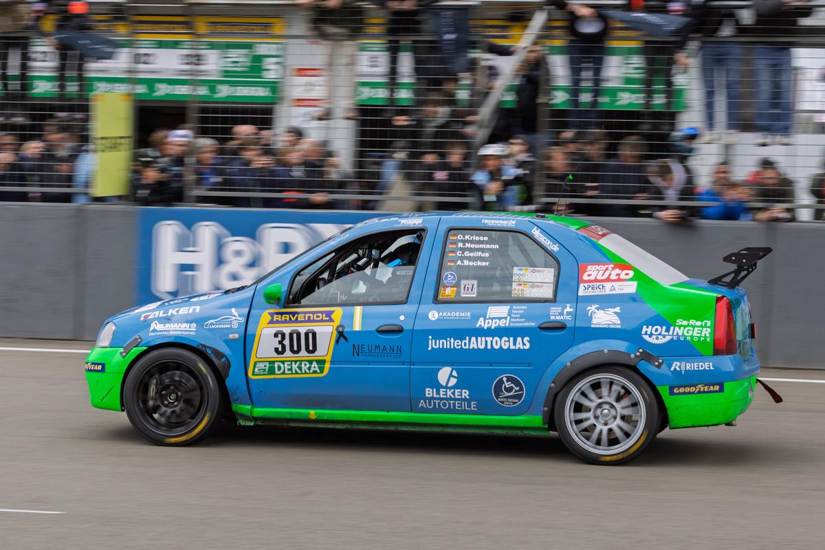 Dacia a cucerit internetul! Pozele cu modelul românesc fac înconjurul lumii