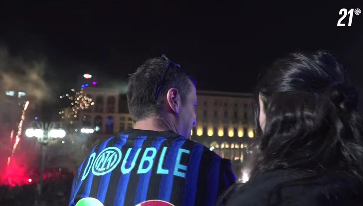 Ce sărbătoare în Piața Domului! Cristi Chivu a ridicat trofeele și a cântat cu sute de mii de oameni