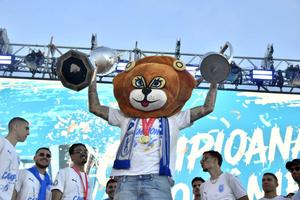 Craiova continuă sărbătoarea » Bancu a ridicat trofeul pe scenă + Coelho și Cârțu, copleșiți de emoții