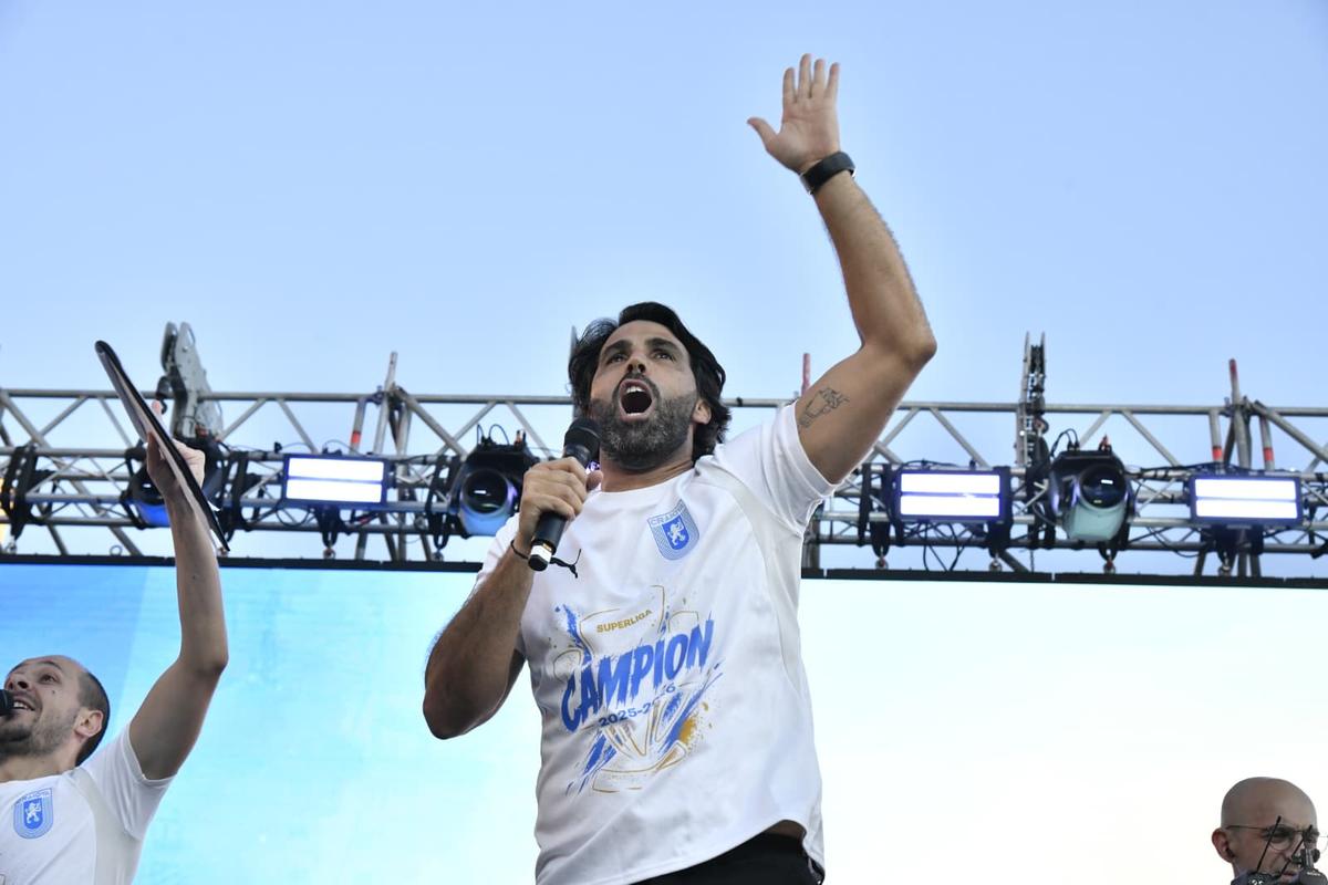 Craiova a sărbătorit titlul în centrul orașului » Bancu a ridicat trofeul în fața a 15.000 de oameni + Coelho și Cârțu, copleșiți de emoții