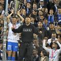 Nicușor Bancu, ridicând trofeul printre suporteri // foto: Cristi Preda (GSP)