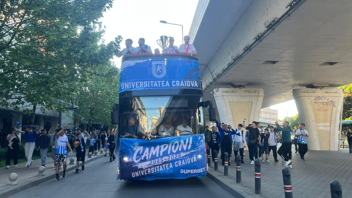 Craiova a sărbătorit titlul în centrul orașului » Bancu a ridicat trofeul în fața a 15.000 de oameni + Coelho și Cârțu, copleșiți de emoții