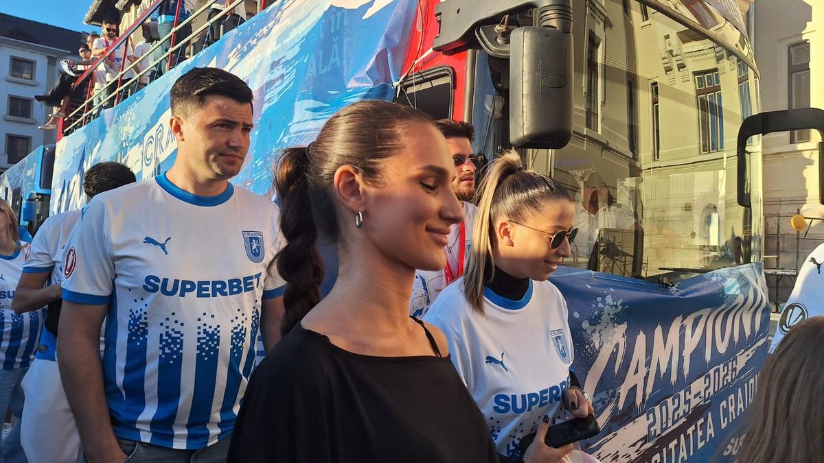 Craiova a sărbătorit titlul în centrul orașului » Bancu a ridicat trofeul în fața a 15.000 de oameni + Coelho și Cârțu, copleșiți de emoții